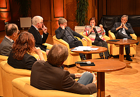 Podiumsdiskussion mit Referentinnen und Referenten des RehaKongresses 2014.