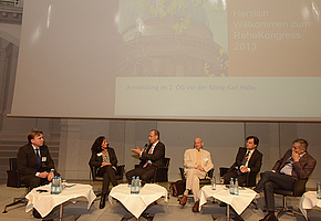 Podiumsdiskussion mit Referentinnen und Referenten des RehaKongresses 2013.